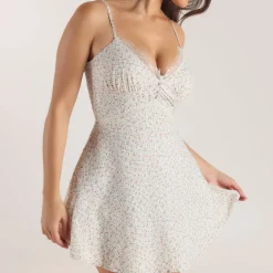 Minikleid mit Falten und Spitze - Blumencreme